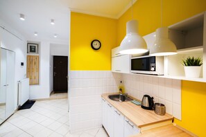 Appartement Confort, vue ville (5) | Cuisine privée | Grand réfrigérateur, micro-ondes, cafetière/bouilloire