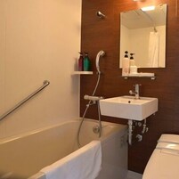 Artículos de higiene personal gratuitos, secador de pelo y zapatillas