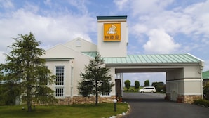 A building with a sign reading "Travel Inn" and a covered entrance. - Family Lodge Hatagoya Mito Oarai (Mito)