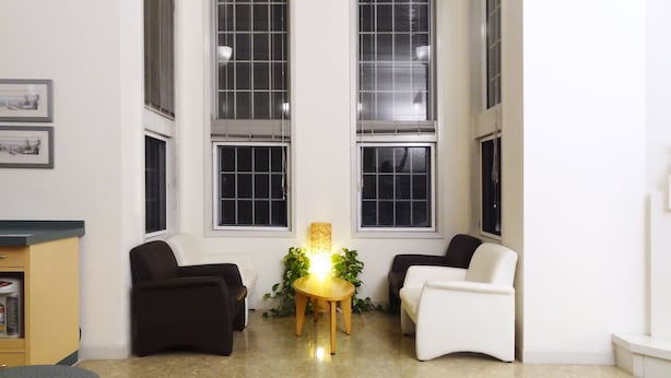 A room with two large windows, a small table with a lamp, and two chairs. - Family Lodge Hatagoya Mito Oarai (Mito)