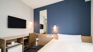A hotel room with a bed, a desk, a chair, a television, and a mirror. - Super Hotel Hachinohe Natural Hot Springs (Hachinohe)