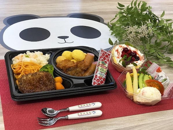 Bandeja de refeição com alimentos e um jogo americano com tema de panda.