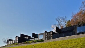 A modern architectural building with a series of interconnected structures. - Glamping Spa Waita (Oguni)