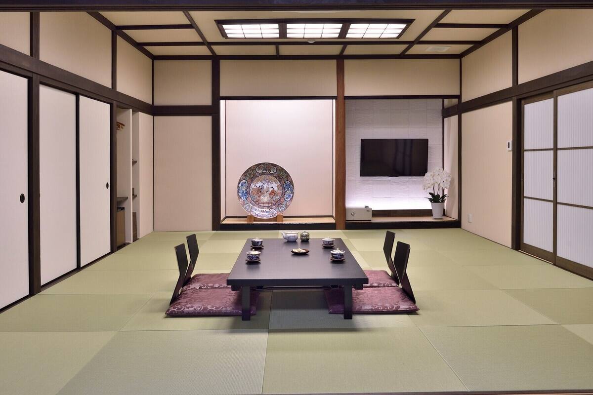 Une pièce de style japonais traditionnel, avec un sol recouvert de tatamis, une table en tatami et des paravents en papier de riz (shoji).