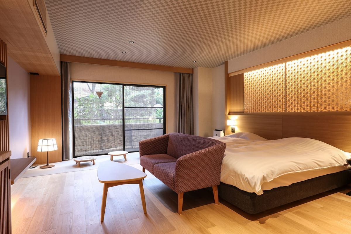 Minibar, in-room safe, WiFi (free), bed sheets