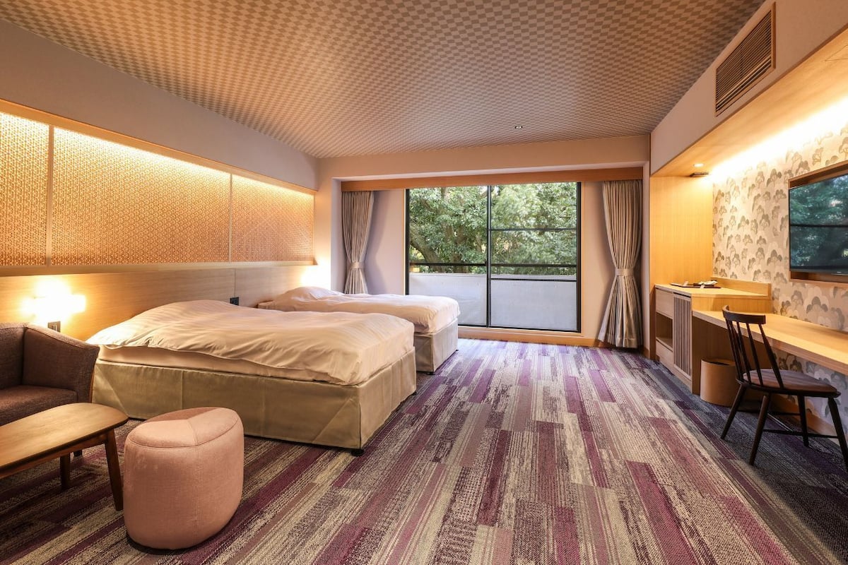 Minibar, in-room safe, WiFi (free), bed sheets