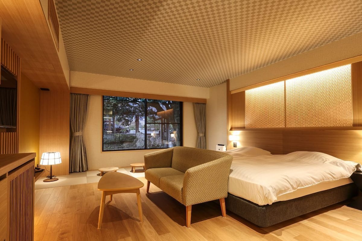Minibar, in-room safe, WiFi (free), bed sheets