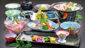 Variedad de platos y cuencos de comida japonesa sobre una mesa.