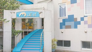 L'ingresso di un edificio con una scala blu e un cartello con su scritto 'mild'.