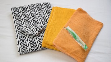 Tres toallas dobladas con distintos diseños y colores.
