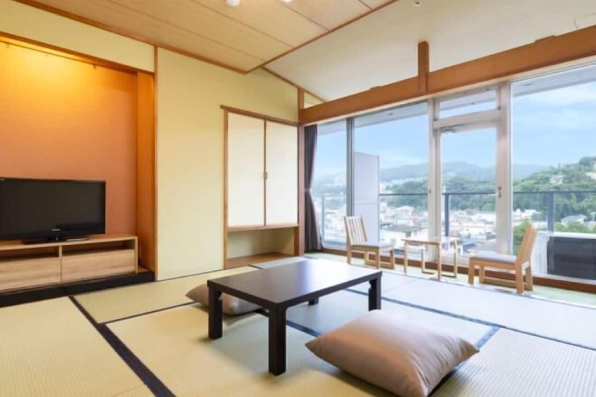 Living area | 32-inch flat-screen TV with digital channels, TV