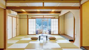 [禁煙] スイート和洋貴賓室寛ぎ内風呂あり（R954） | デスク、ベッドシーツ