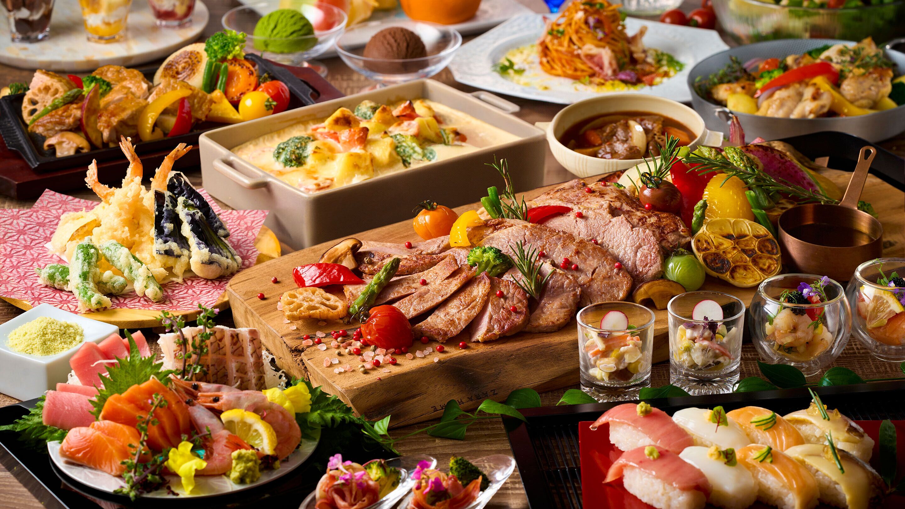 Forskellige retter, heriblandt sushi, grillet kød og grøntsager, der antyder et varieret udvalg af mad.