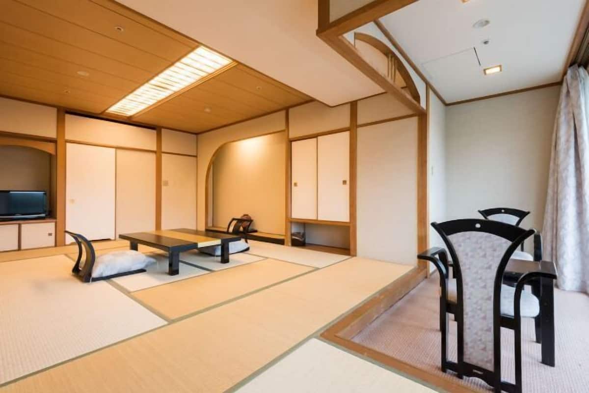 Desk, bed sheets