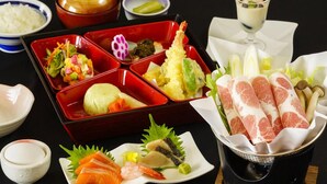 Et traditionelt japansk måltid med forskellige retter og bestik.