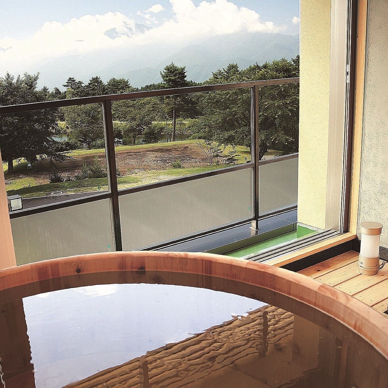 Un jacuzzi con vista a una carretera y árboles.