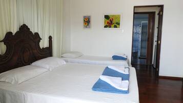Minibar, free WiFi, bed sheets