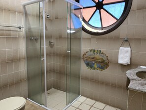 Shower, towels, soap - Hotel Pousada Edelweiss (Florianópolis)