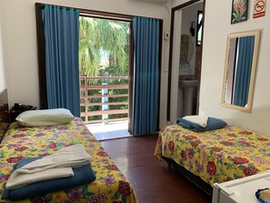 迷你吧、免費 Wi-Fi、床單