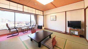 A room with tatami mats, a television, a sofa, and a table. - Izunagaoka Onsen Hotel Sun Valley Fujimi (Izunokuni)