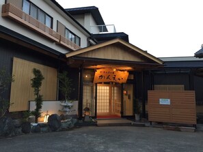 Exterior detail - Kanei (Toba)