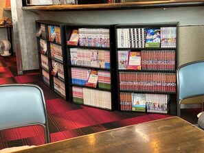 A library with bookshelves filled with manga and anime magazines. - Atami Minoya Hotel (Atami)