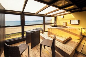 Separat badekar og dusj og kildevannsbadekar