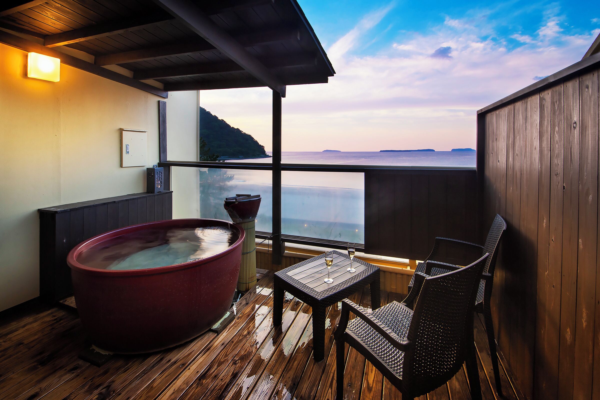 独立的浴缸和淋浴、泉水浴缸、免费洗浴用品、吹风机