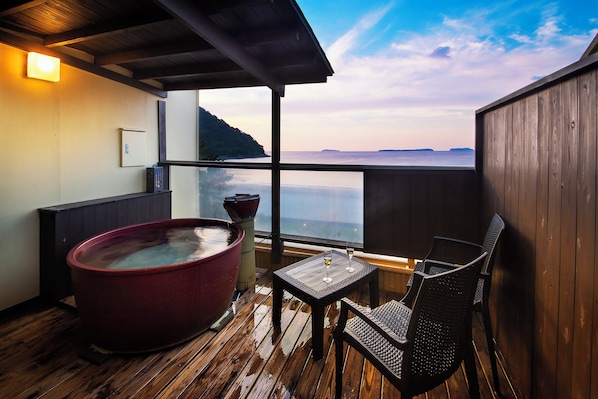 Separat badekar og dusj og kildevannsbadekar