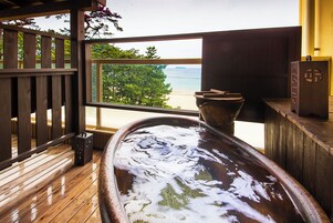 Separate bathtub and shower, spring water bathtub, free toiletries