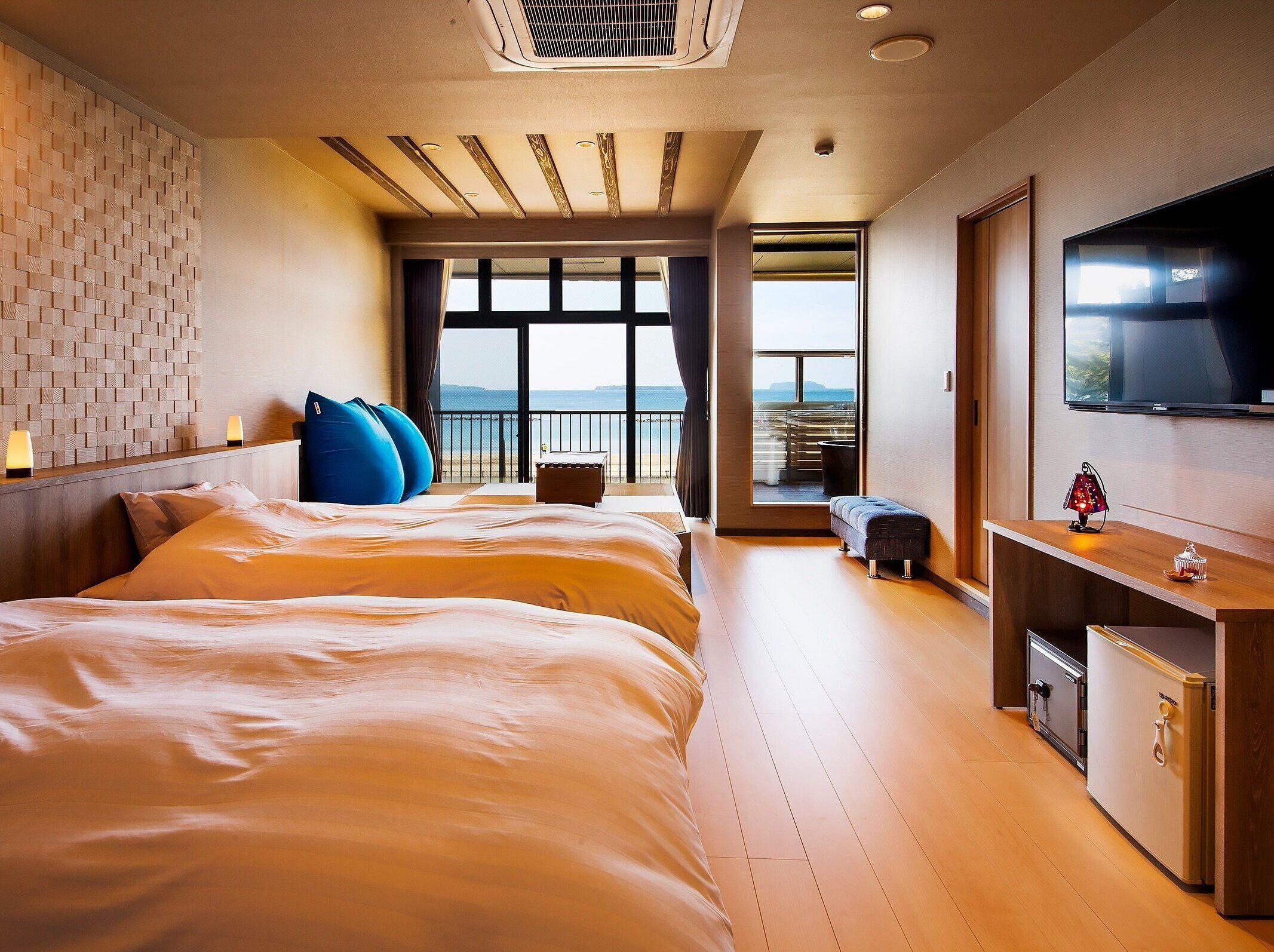 特色装修、特色家居、办公桌、免费 WiFi