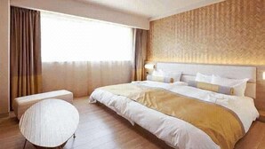 A modern hotel room with a large bed, a round table, and a view of the city through the window. - Kusatsu Estopia Hotel (Kusatsu (Shiga))