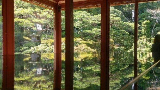 A room with a view of a pond and trees. - Kusatsu Estopia Hotel (Kusatsu (Shiga))