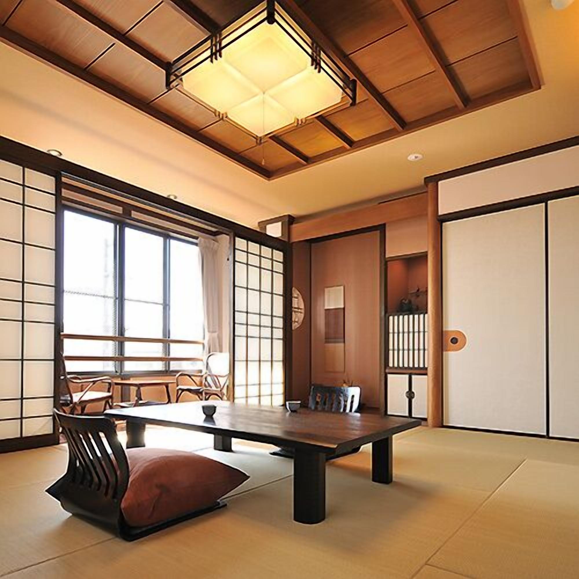 Quarto em estilo japonês tradicional, com tatames, uma mesa baixa e portas corrediças.