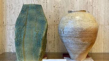 Two ceramic vases on display with a label in front.