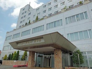 A multi-story hotel with a flat facade, large windows, and a covered entrance. - New Grand Hotel Shinjo (Shinjo)
