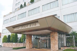 Exterior - New Grand Hotel (Shinjo)