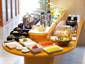 Een buffet met diverse gerechten en drankjes.