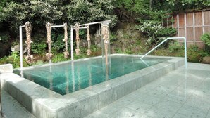 A rectangular pool with clear water, surrounded by a stone wall and lush greenery. - Itamuro Onsen Okunasu Taishomura Sachinoyu Onsen (Nasushiobara)