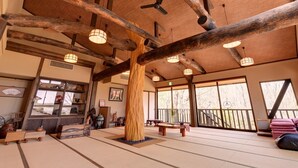 A traditional Japanese interior with tatami flooring, wooden beams, and shoji screens. - Itamuro Onsen Okunasu Taishomura Sachinoyu Onsen (Nasushiobara)