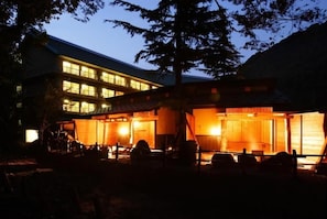Un bâtiment à plusieurs étages doté d’une façade bien éclairée.
