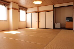 Japanese Style Triple Room, Smoking | Free WiFi - OYO 44580 Hotel Sunshine (Koga)