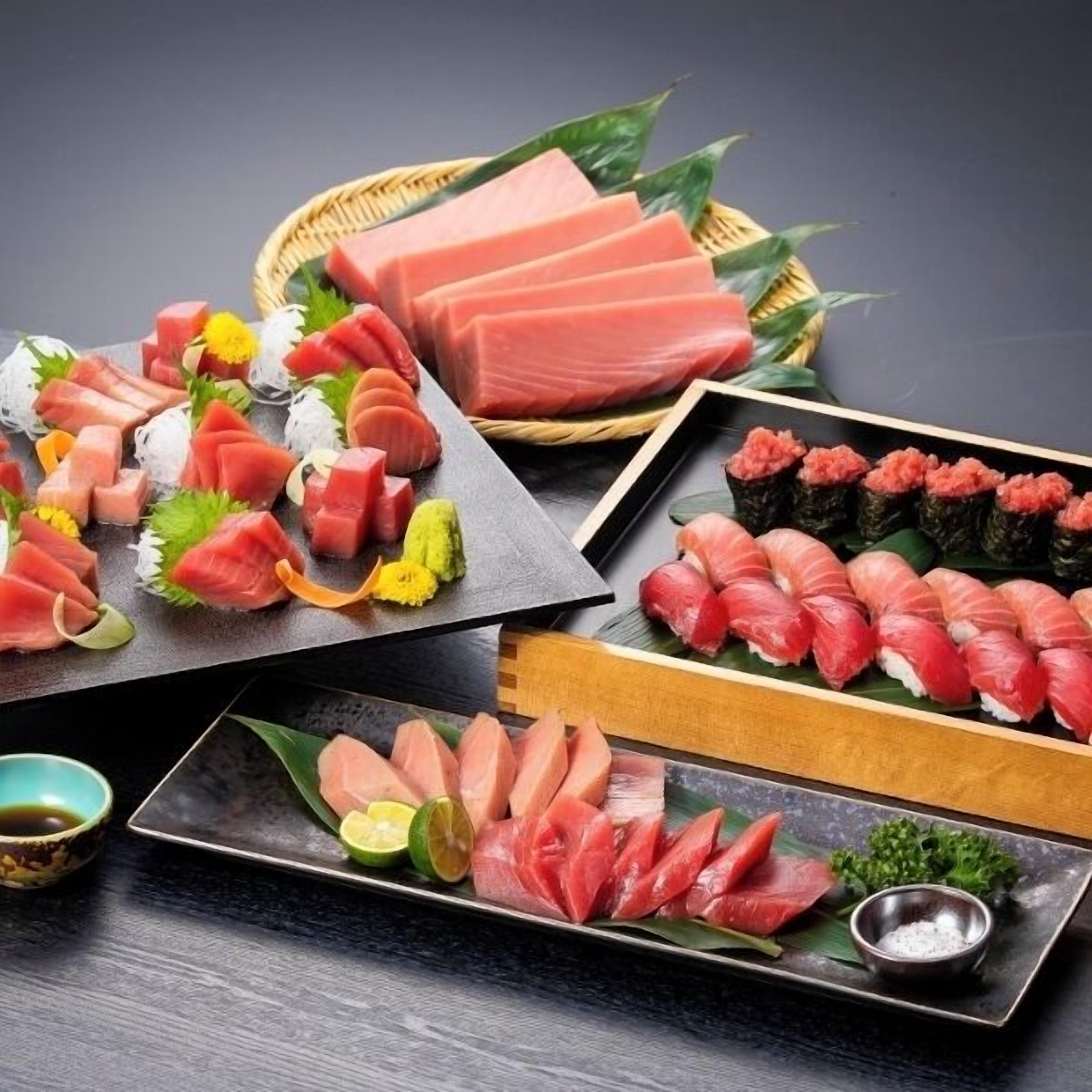 Forskellige sushi retter anrettet på forskellige tallerkener og en flettet kurv.
