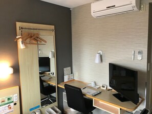 Skrivebord, lydisolert, strykejern/-brett og wi-fi (inkludert)