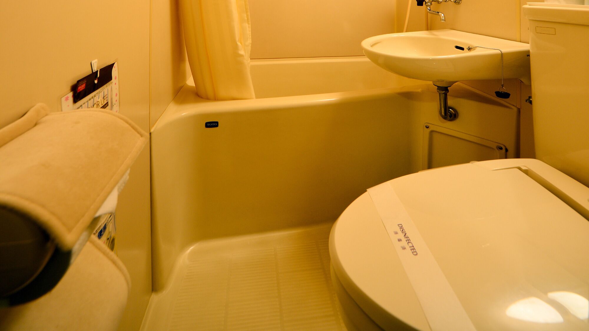 Une salle de bain avec des toilettes, un lavabo et une baignoire.