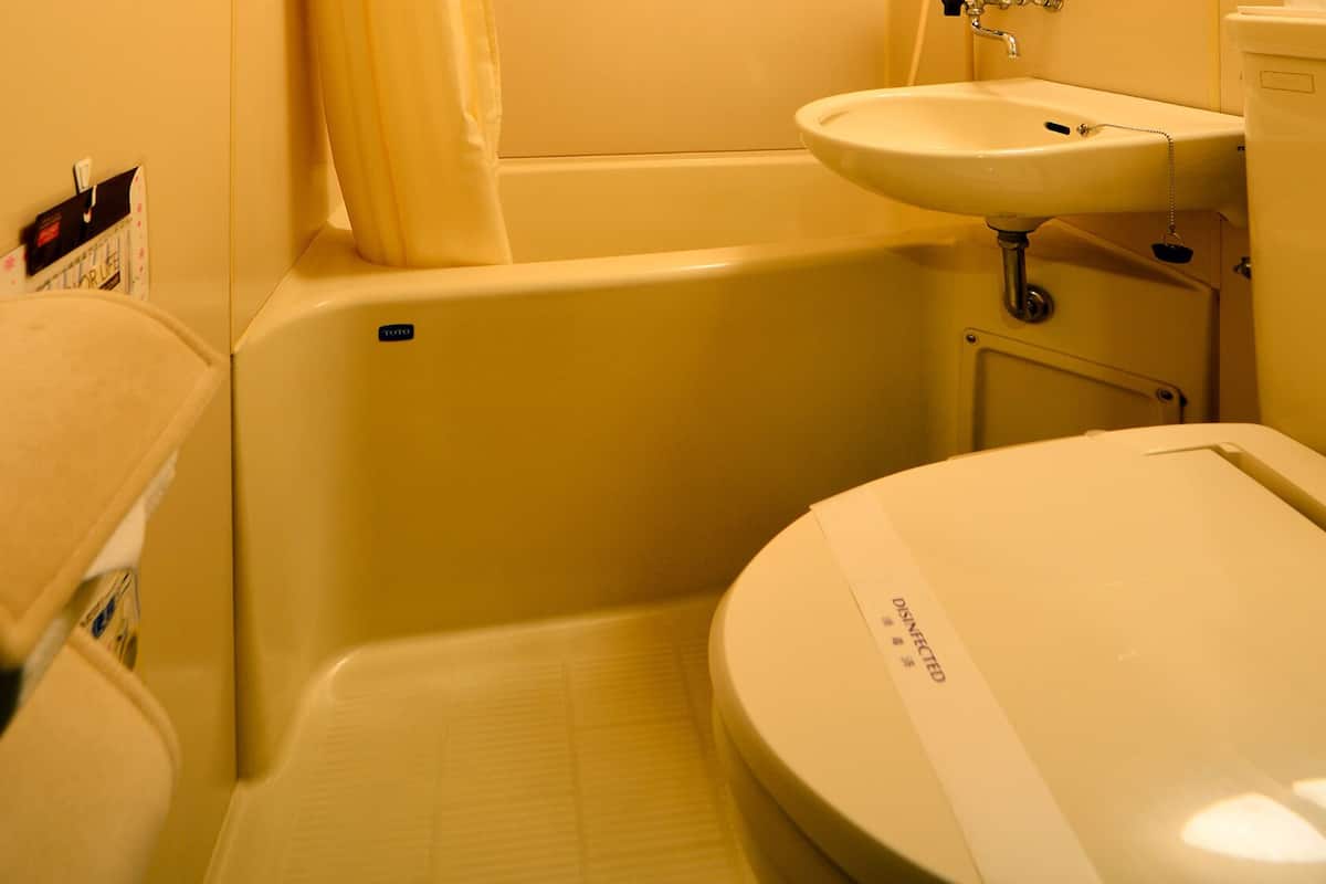 Une salle de bain avec des toilettes, un lavabo et une baignoire.