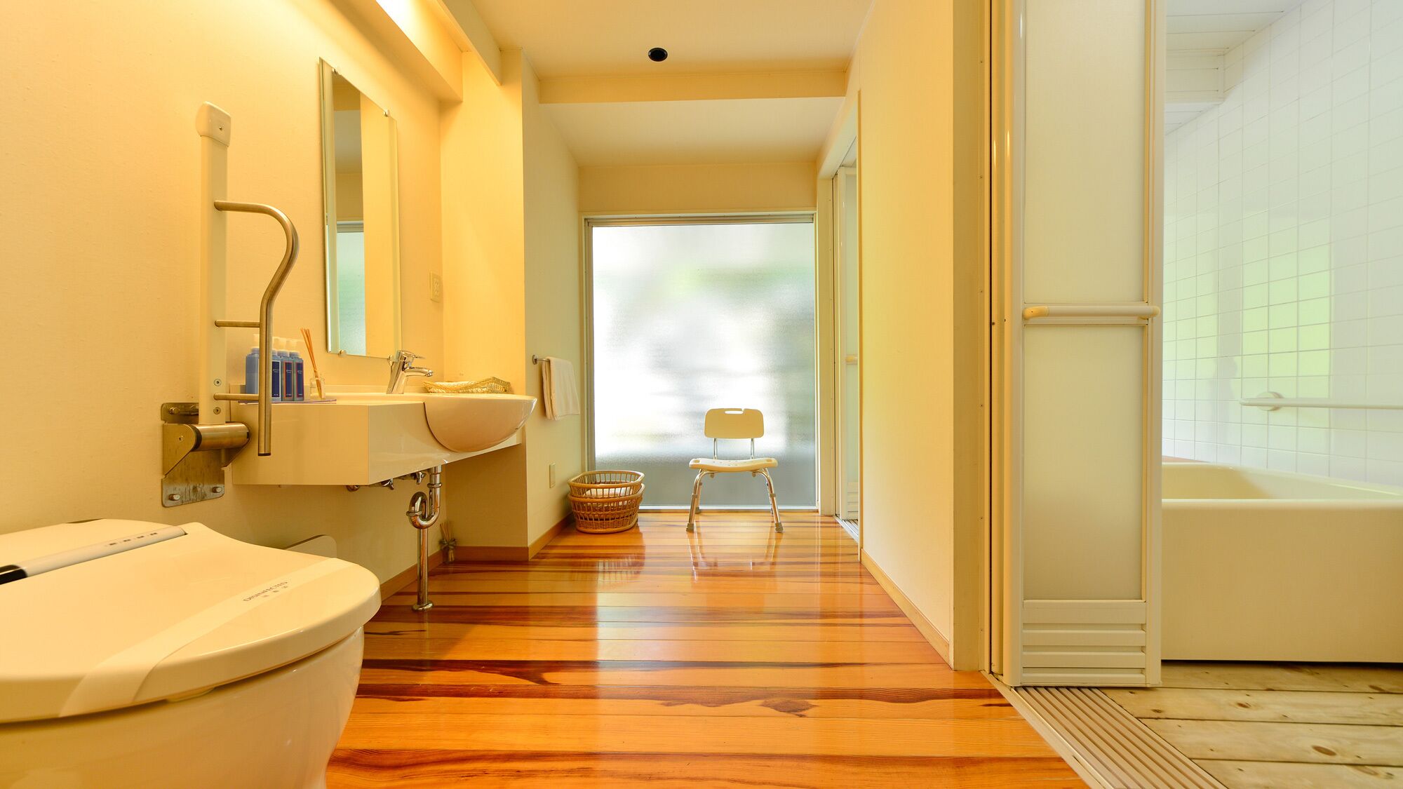 Une salle de bain moderne avec une baignoire, un lavabo et un miroir.