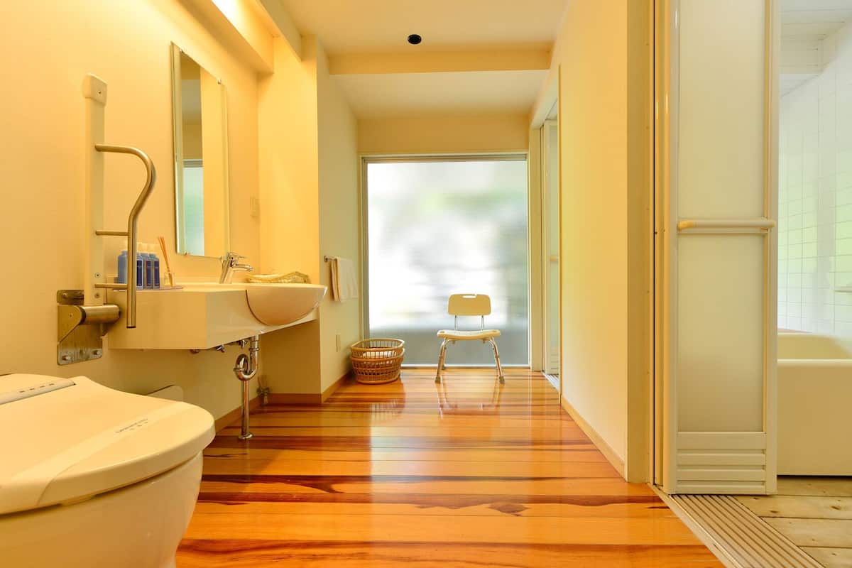 Une salle de bain moderne avec une baignoire, un lavabo et un miroir.