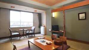 Living room - Shirogane Onsen Taisetsuzan Shirogane Kankou Hotel (Biei)