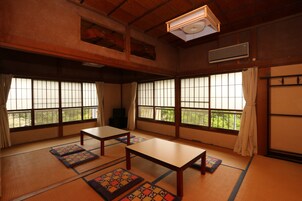 Japanese Style Room for 6 Guests | Free WiFi